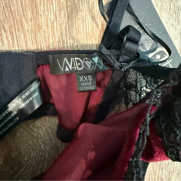 Dolls Kill Widow red and black velvet crop top
Size XXS
Brand new with tags - Picture 4 of 4